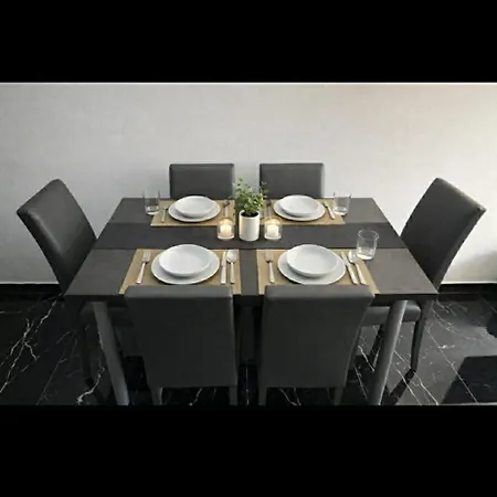 White Lotus Court Penthouse 14 アパート